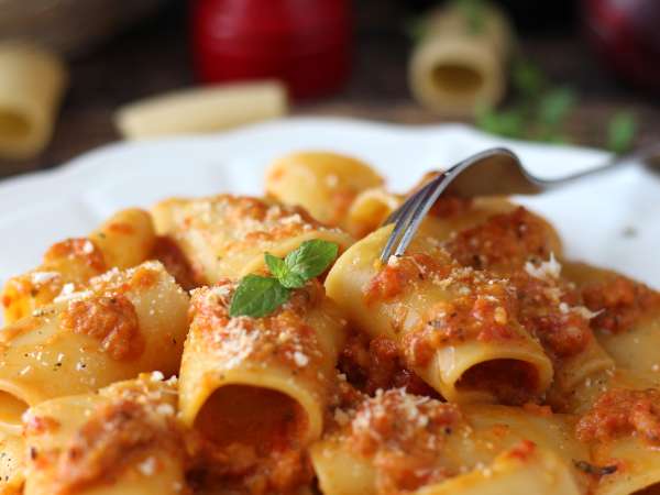 Nudeln mit Paprika und Minze: cremig und aromatisch - Zubereitung Schritt 9