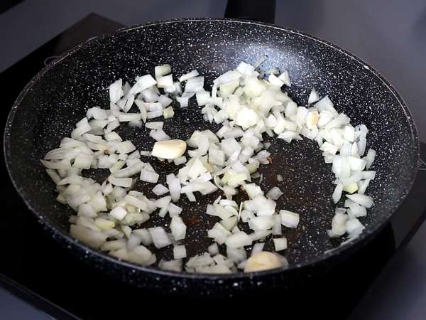 Orzo-Nudeln mit Tomaten und Garnelen, zubereitet wie ein Risotto - Zubereitung Schritt 2