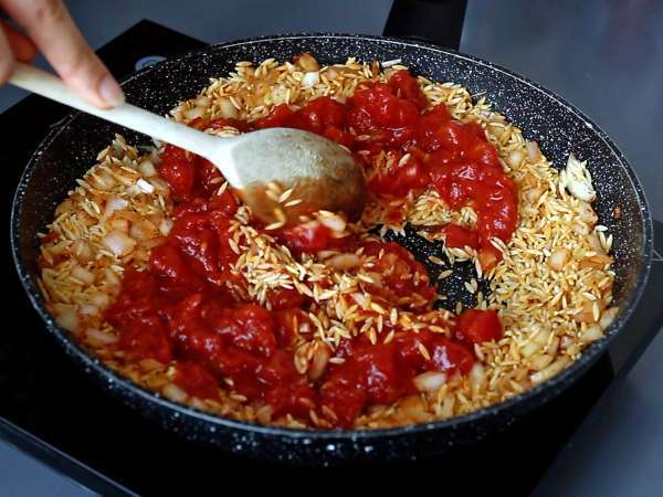 Orzo-Nudeln mit Tomaten und Garnelen, zubereitet wie ein Risotto - Zubereitung Schritt 4