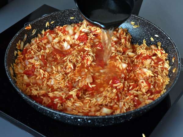 Orzo-Nudeln mit Tomaten und Garnelen, zubereitet wie ein Risotto - Zubereitung Schritt 5