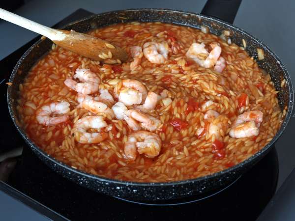 Orzo-Nudeln mit Tomaten und Garnelen, zubereitet wie ein Risotto - Zubereitung Schritt 6