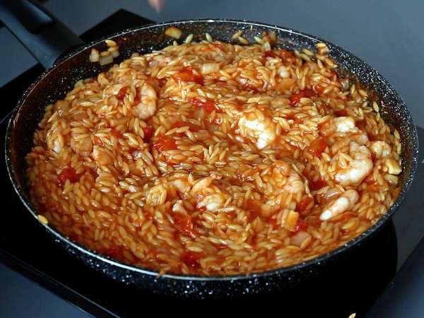 Orzo-Nudeln mit Tomaten und Garnelen, zubereitet wie ein Risotto - Zubereitung Schritt 7