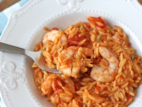Orzo-Nudeln mit Tomaten und Garnelen, zubereitet wie ein Risotto - Zubereitung Schritt 8