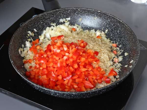 Eintopf mit Hähnchen, Reis mit Tomaten und Paprika - Zubereitung Schritt 4