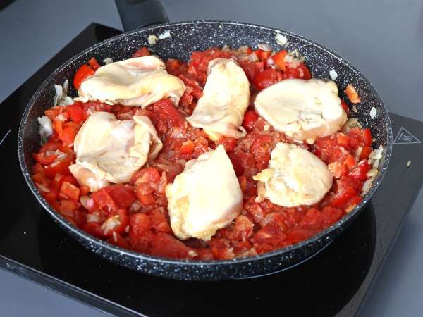 Eintopf mit Hähnchen, Reis mit Tomaten und Paprika - Zubereitung Schritt 6