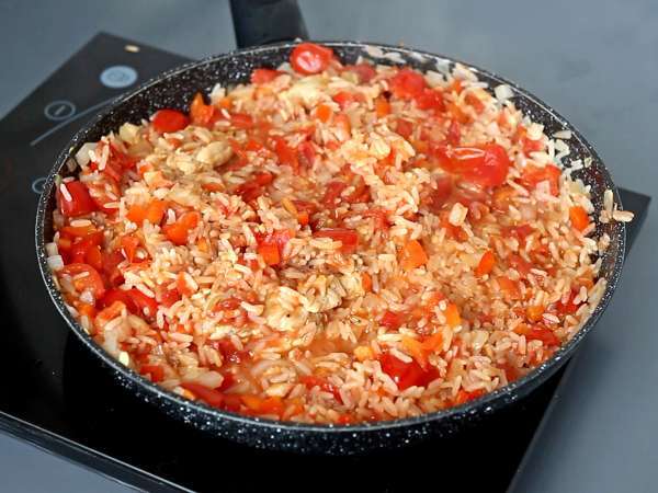 Eintopf mit Hähnchen, Reis mit Tomaten und Paprika - Zubereitung Schritt 9