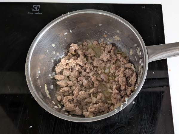 Rigatoni-Auflauf aus dem Ofen mit Wurst, Bechamelsauce und Mozzarella - Zubereitung Schritt 1