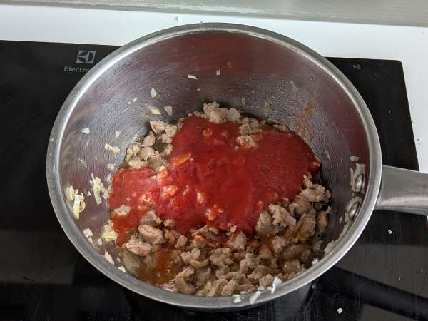 Rigatoni-Auflauf aus dem Ofen mit Wurst, Bechamelsauce und Mozzarella - Zubereitung Schritt 2