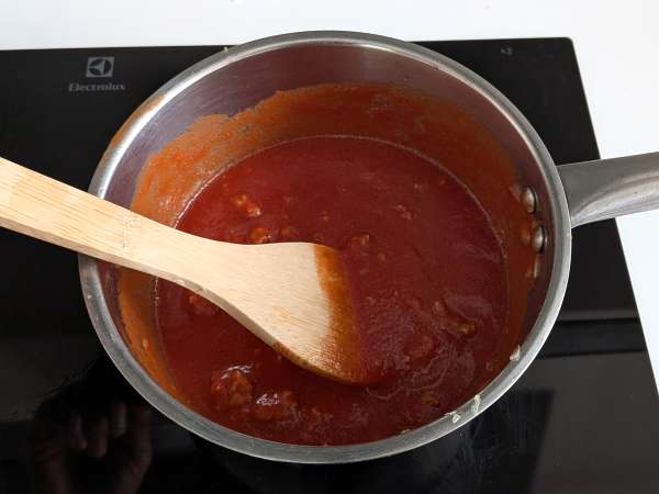 Rigatoni-Auflauf aus dem Ofen mit Wurst, Bechamelsauce und Mozzarella - Zubereitung Schritt 3