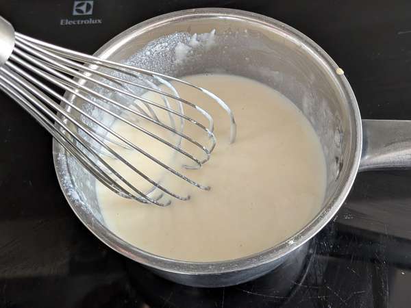 Rigatoni-Auflauf aus dem Ofen mit Wurst, Bechamelsauce und Mozzarella - Zubereitung Schritt 5