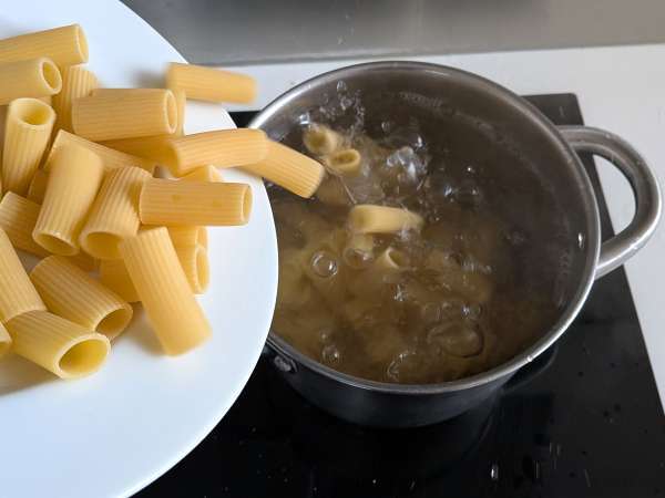 Rigatoni-Auflauf aus dem Ofen mit Wurst, Bechamelsauce und Mozzarella - Zubereitung Schritt 6