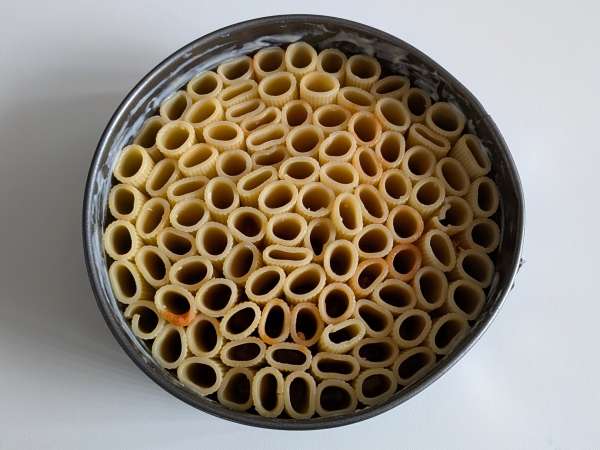 Rigatoni-Auflauf aus dem Ofen mit Wurst, Bechamelsauce und Mozzarella - Zubereitung Schritt 9