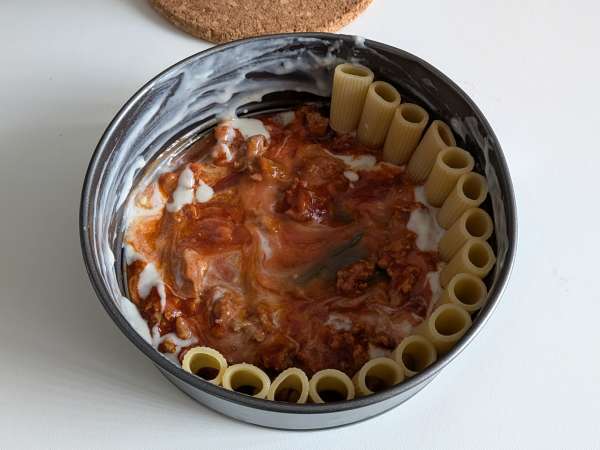 Rigatoni-Auflauf aus dem Ofen mit Wurst, Bechamelsauce und Mozzarella - Zubereitung Schritt 8