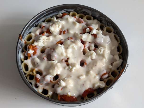 Rigatoni-Auflauf aus dem Ofen mit Wurst, Bechamelsauce und Mozzarella - Zubereitung Schritt 10
