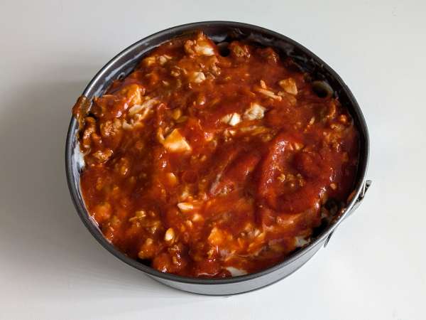 Rigatoni-Auflauf aus dem Ofen mit Wurst, Bechamelsauce und Mozzarella - Zubereitung Schritt 11