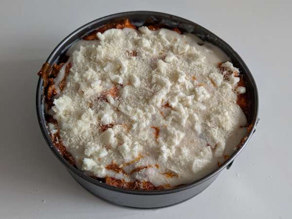 Rigatoni-Auflauf aus dem Ofen mit Wurst, Bechamelsauce und Mozzarella - Zubereitung Schritt 12