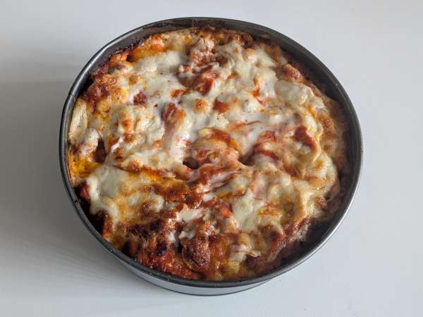 Rigatoni-Auflauf aus dem Ofen mit Wurst, Bechamelsauce und Mozzarella - Zubereitung Schritt 13