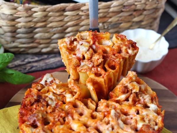 Rigatoni-Auflauf aus dem Ofen mit Wurst, Bechamelsauce und Mozzarella - Zubereitung Schritt 15