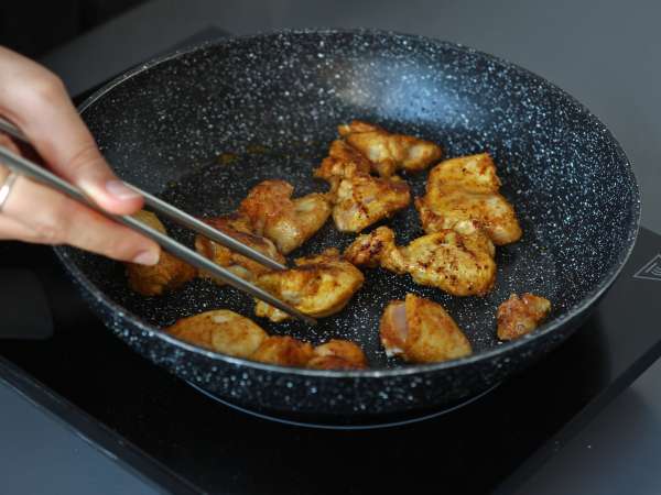 Udon-Nudeln mit Hähnchen und einer cremigen thailändischen Currysauce - Zubereitung Schritt 2