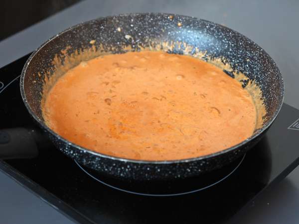 Udon-Nudeln mit Hähnchen und einer cremigen thailändischen Currysauce - Zubereitung Schritt 4