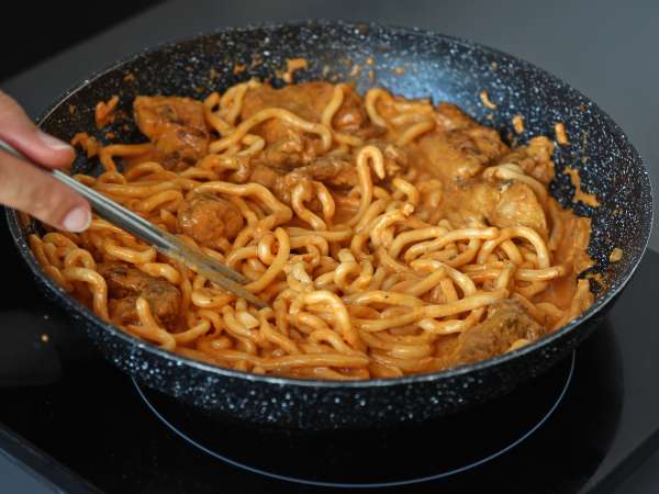 Udon-Nudeln mit Hähnchen und einer cremigen thailändischen Currysauce - Zubereitung Schritt 5