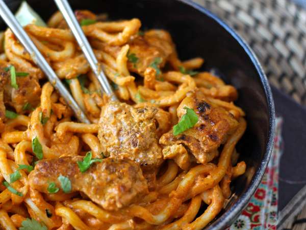 Udon-Nudeln mit Hähnchen und einer cremigen thailändischen Currysauce - Zubereitung Schritt 6