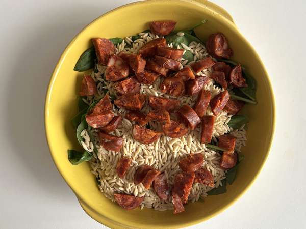 One-Pot-Orzo mit Paprika, Chorizo und Spinat - Zubereitung Schritt 3