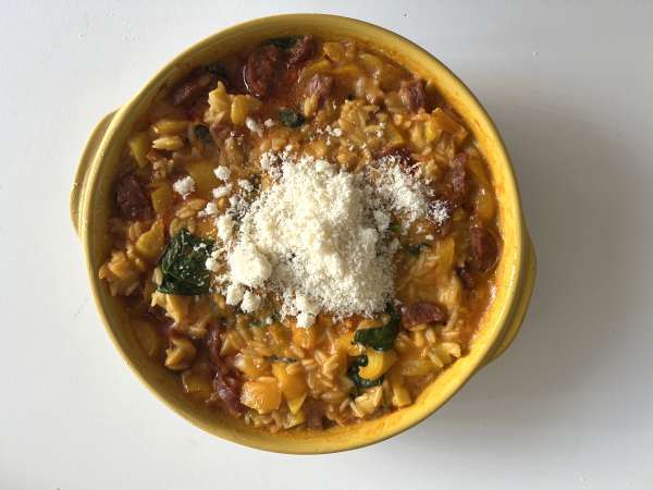 One-Pot-Orzo mit Paprika, Chorizo und Spinat - Zubereitung Schritt 6