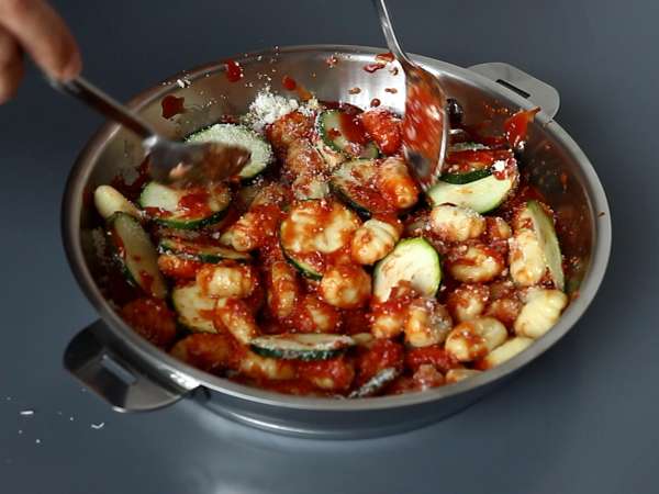 Schnelles Rezept für Gnocchi-Gratin mit Zucchini und Mozzarella - Zubereitung Schritt 3