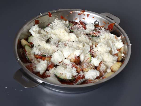 Schnelles Rezept für Gnocchi-Gratin mit Zucchini und Mozzarella - Zubereitung Schritt 4