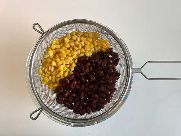 Proteinreicher Quinoa-Salat mit roten Bohnen und Mais - Zubereitung Schritt 3