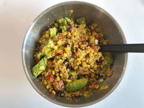Proteinreicher Quinoa-Salat mit roten Bohnen und Mais - Zubereitung Schritt 7