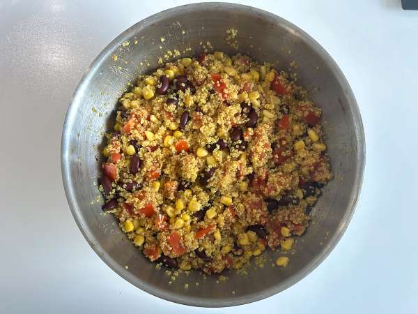 Proteinreicher Quinoa-Salat mit roten Bohnen und Mais - Zubereitung Schritt 6