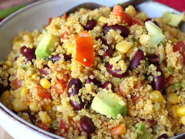 Proteinreicher Quinoa-Salat mit roten Bohnen und Mais - Zubereitung Schritt 8