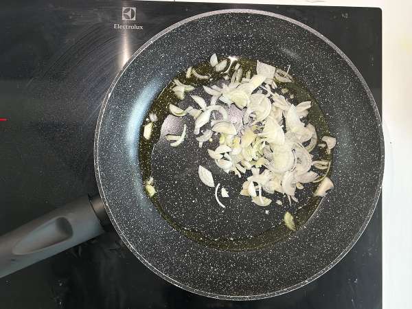 Geschmorte rote Bohnen mit Tomaten und geröstetem Feta - Zubereitung Schritt 1