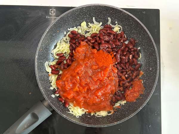 Geschmorte rote Bohnen mit Tomaten und geröstetem Feta - Zubereitung Schritt 2