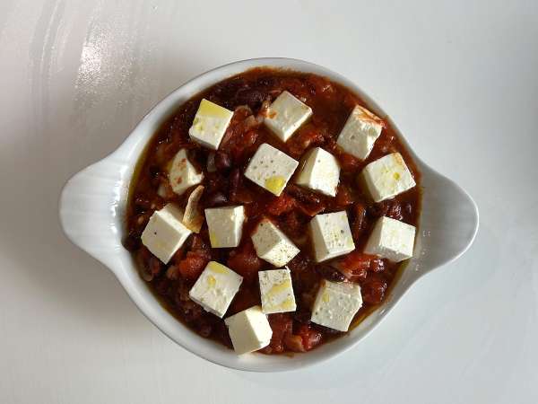 Geschmorte rote Bohnen mit Tomaten und geröstetem Feta - Zubereitung Schritt 3