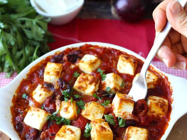 Geschmorte rote Bohnen mit Tomaten und geröstetem Feta - Zubereitung Schritt 4
