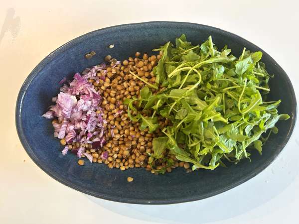 Proteinreicher Linsensalat mit Hüttenkäse – einfach und schnell zubereitet - Zubereitung Schritt 2