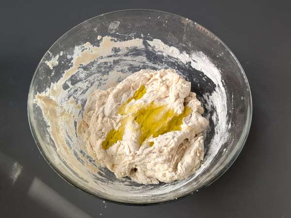 Dicke, luftige Focaccia mit Kirschtomaten, Oliven und Oregano - Zubereitung Schritt 3