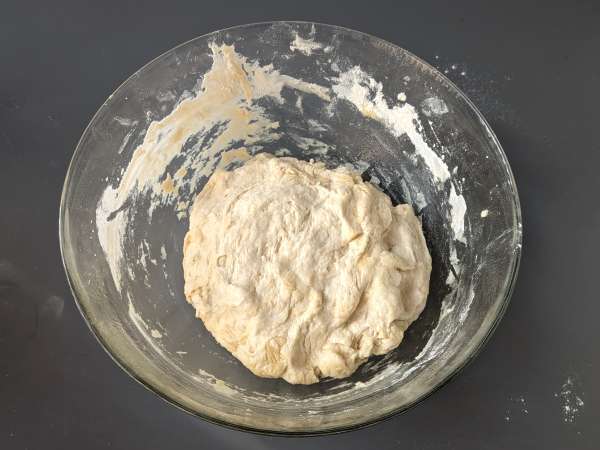 Dicke, luftige Focaccia mit Kirschtomaten, Oliven und Oregano - Zubereitung Schritt 4