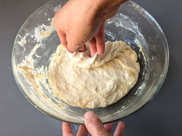 Dicke, luftige Focaccia mit Kirschtomaten, Oliven und Oregano - Zubereitung Schritt 5
