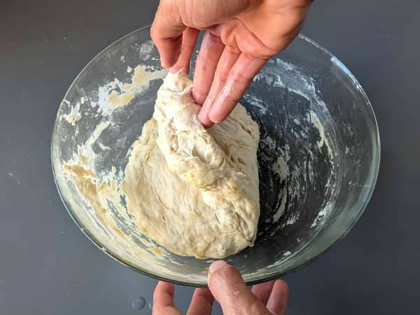 Dicke, luftige Focaccia mit Kirschtomaten, Oliven und Oregano - Zubereitung Schritt 6