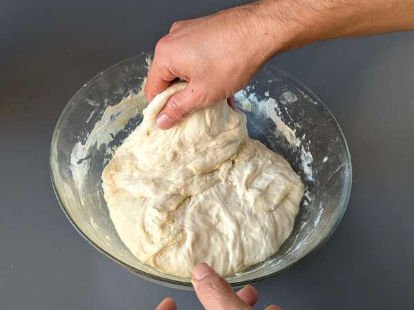 Dicke, luftige Focaccia mit Kirschtomaten, Oliven und Oregano - Zubereitung Schritt 7