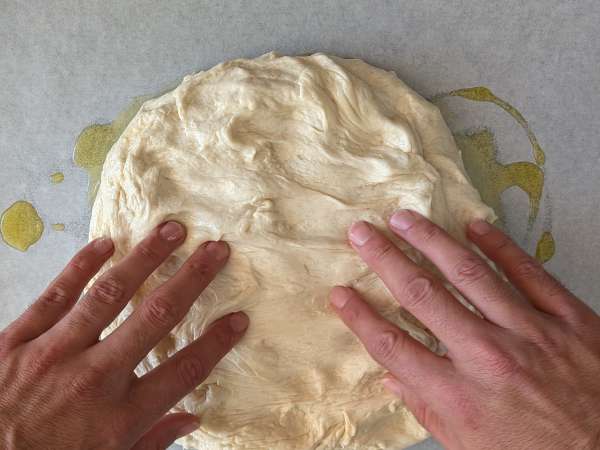 Dicke, luftige Focaccia mit Kirschtomaten, Oliven und Oregano - Zubereitung Schritt 8
