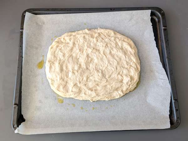 Dicke, luftige Focaccia mit Kirschtomaten, Oliven und Oregano - Zubereitung Schritt 9