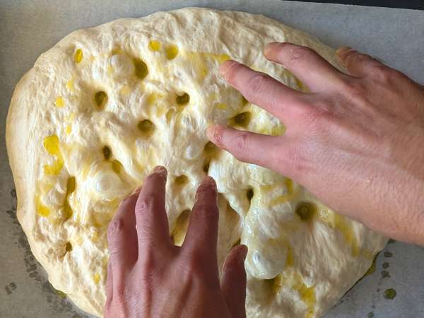 Dicke, luftige Focaccia mit Kirschtomaten, Oliven und Oregano - Zubereitung Schritt 10