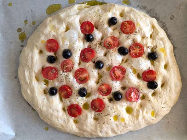 Dicke, luftige Focaccia mit Kirschtomaten, Oliven und Oregano - Zubereitung Schritt 11