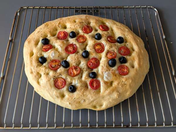 Dicke, luftige Focaccia mit Kirschtomaten, Oliven und Oregano - Zubereitung Schritt 13