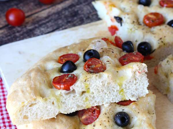 Dicke, luftige Focaccia mit Kirschtomaten, Oliven und Oregano - Zubereitung Schritt 14